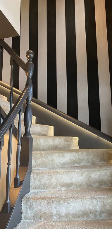 raffinement et élégance d'un escalier à l'éclairage subtile