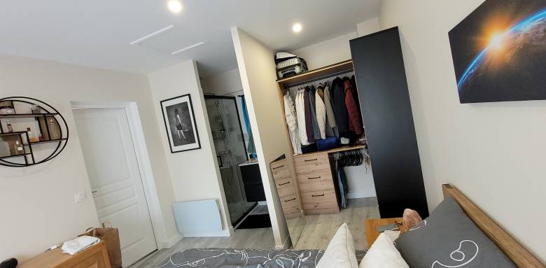 La suite parentale avec salle de douche et dressing