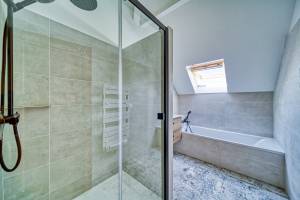 une baignoire bien adaptée à une salle de bain dans les combles