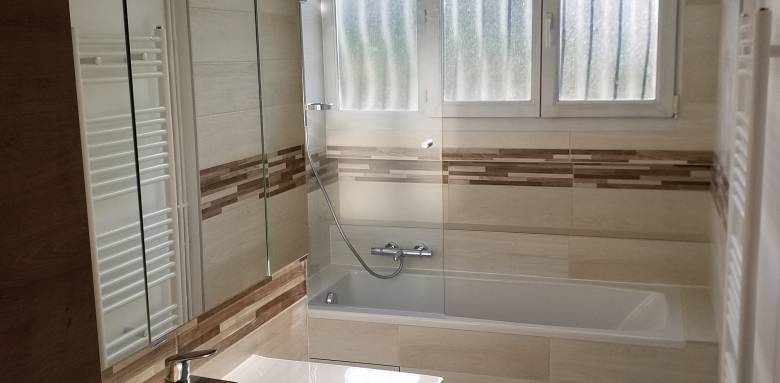 Optimisation de l'espace d'une salle de bain avec combiné douche et baignoire - Le Raincy 93