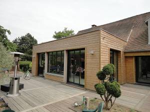 Extension bois à parois vitrées