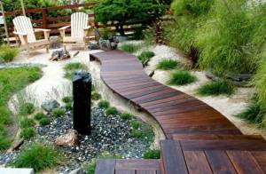 Allée de jardin en bois