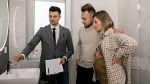 Courtier en travaux en visite de chantier avec les clients