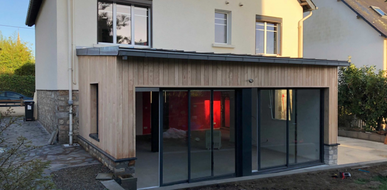 extension en bois aux parois vitrées