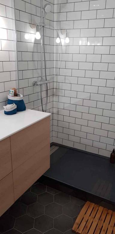 Douche italienne surélevée dans salle de bain rénovée - Bouc-Bel-Air (13)