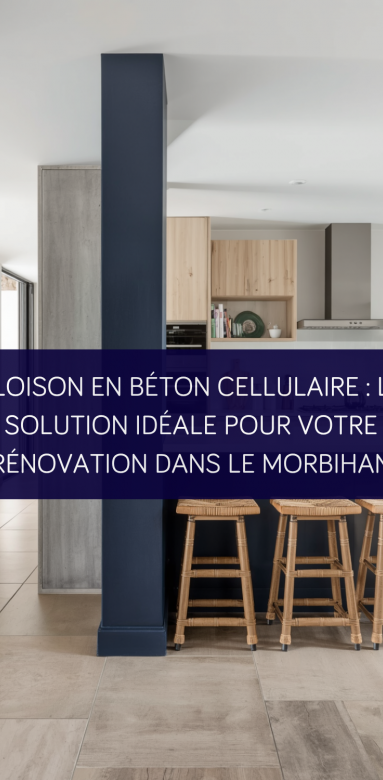 Cloison en béton cellulaire en cours de montage dans une maison en rénovation à Arzon.