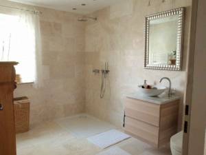 Salle de bains en travertin