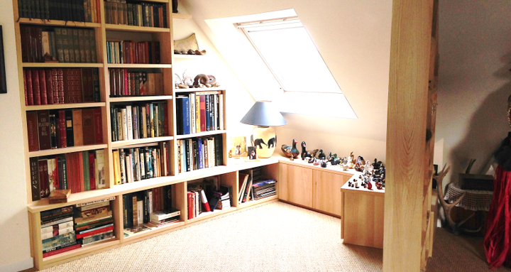 Bibliothèque sur mesure sous combles