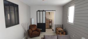 porte-coulissante-verriere-noir-rail-apparent-sables-olonne.jpg
