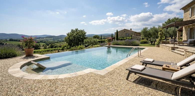Terrasse de piscine en tapis de pierre dans des tons chauds beige