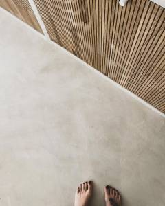 Béton ciré pour les sols : Avantages et inconvénients 