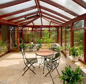 vérada avec une toiture en polycarbonate aménagée aménagée en salle à manger 