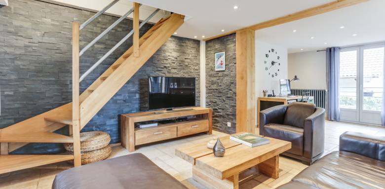 Le parement au mur cassera la réverbération des bruits