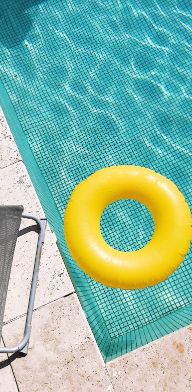 Une piscine avec une bordure en pierre 