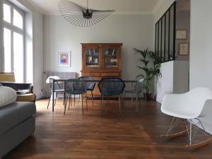 Parquet en bois massif dans séjour, du charme à l'état brut