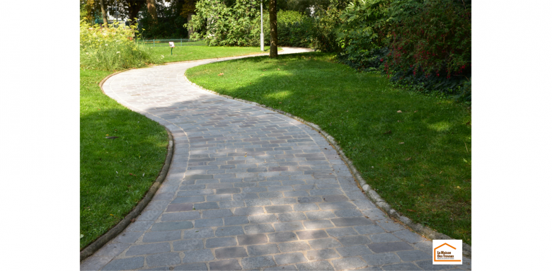 Une allée en pavés