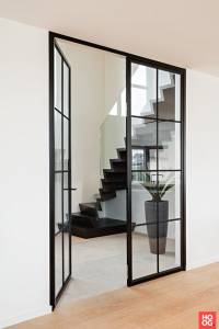 Une porte verrière apportera du cachet à votre intérieur (ici : Tijdloos project Diksmuide sur Hoog.Design)