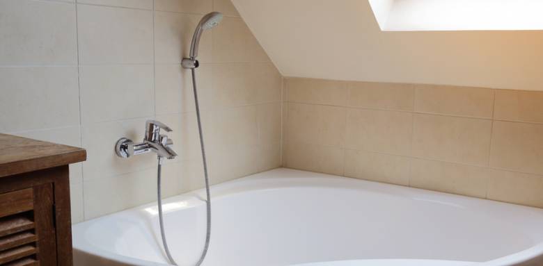 Baignoire d'angle dans une salle de bain aménagée sous combles - Bourg-en-Bresse Ambérieu-en-Bugey 01