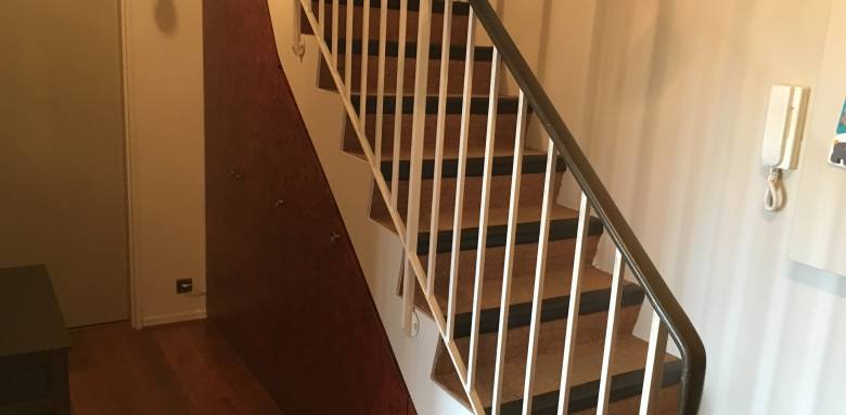 Ancien escalier mural bois avant remplacement et travaux finitions