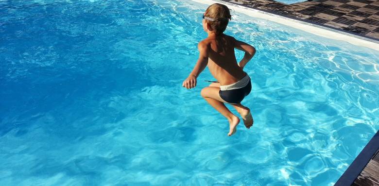 Entretenir sa piscine pendant la canicule 