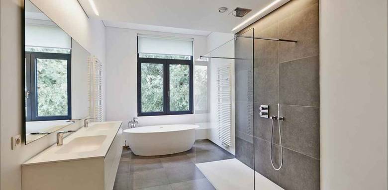 Installer une baignoire et une douche dans une salle de bains