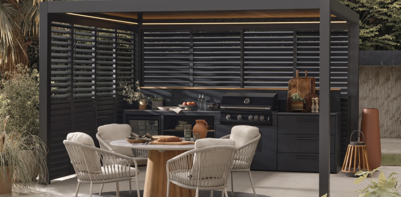 Cuisine extérieure installée sous une pergola