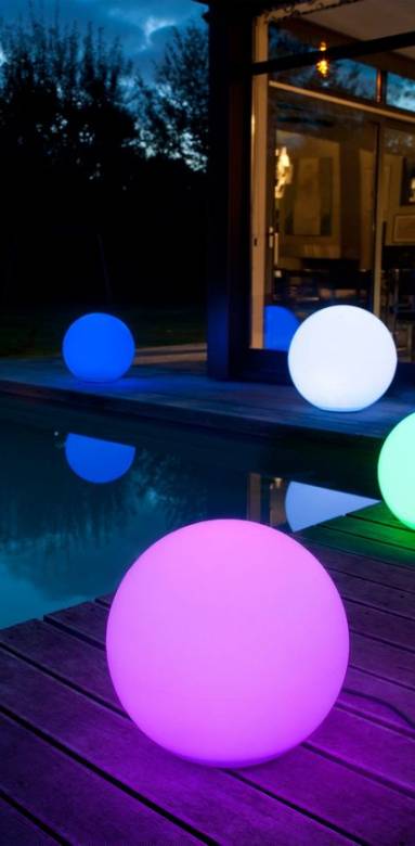 Boules lumineuses pour éclairer la piscine - Hyères 83