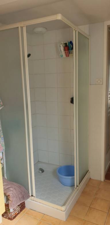 Salle de bain-buanderie avec cabine de douche avant travaux pour rénovation douche à l'italienne