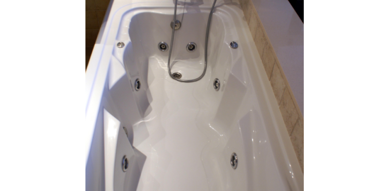 Baignoire balnéo dans une salle de bain Poissy