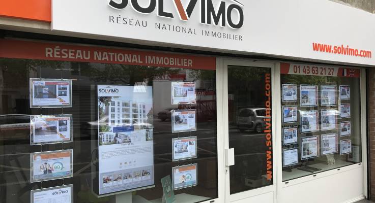 Installation d'une vitrine de magasins plus moderne