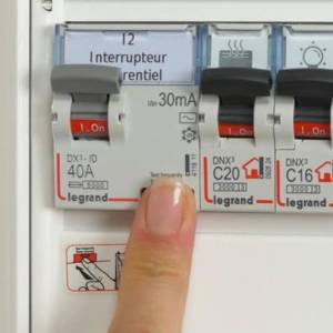 Travaux d'installation électrique - tableau électrique avec disjoncteurs différentiels - Rochefort 17