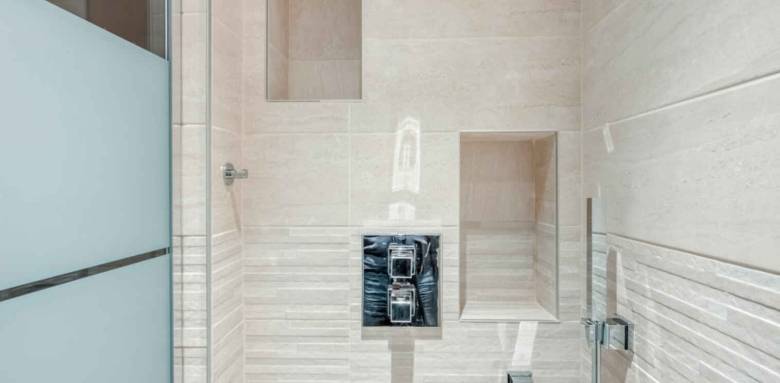 niche murale dans une douche
