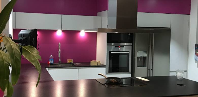 Cuisine îlot central avec hotte au-dessus plaque cuisson