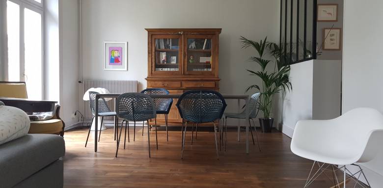 Parquet massif vitrifié en appartement salon salle à manger avec verrière