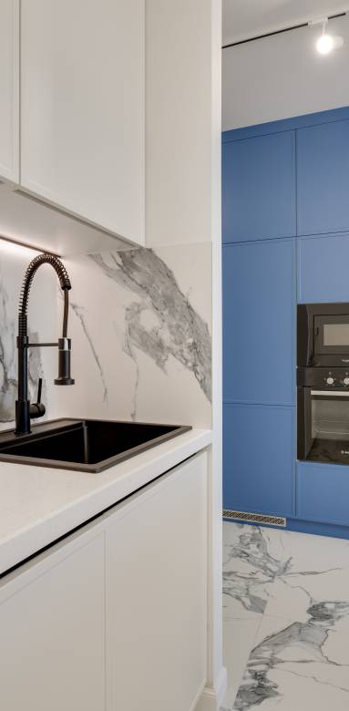 Cuisine moderne en bleu et blanc au Chesnay