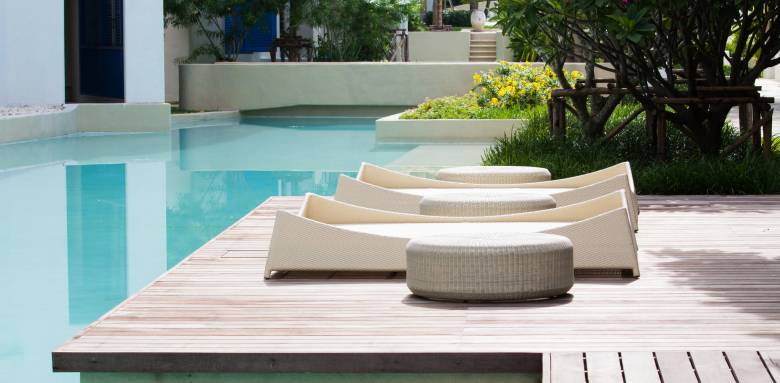 Une plage de piscine en bois près de Tours.