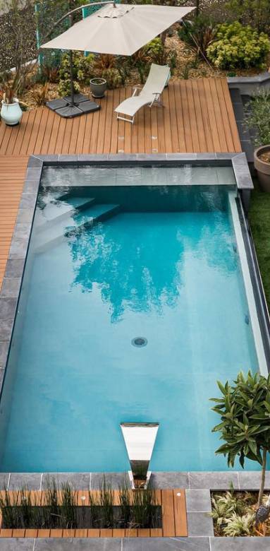 Aménagement contours de piscine avec bains de soleil et parasol - Bouc-Bel-Air 13