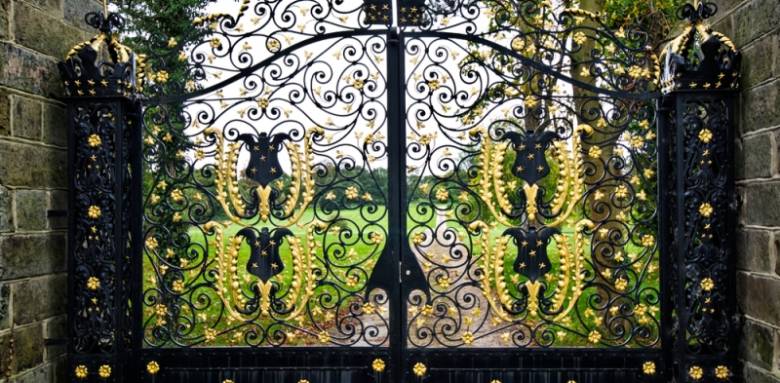 POrtail deux battants fer forgé découpe dentelle