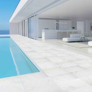 Plage de piscine aux teintes beige