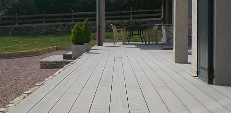 terrasse en bois composite gris avec lames uniformes et rendu moderne extérieur
