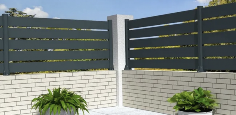 Muret et cloture en lames de PVC gris anthracite (Leroy Merlin)