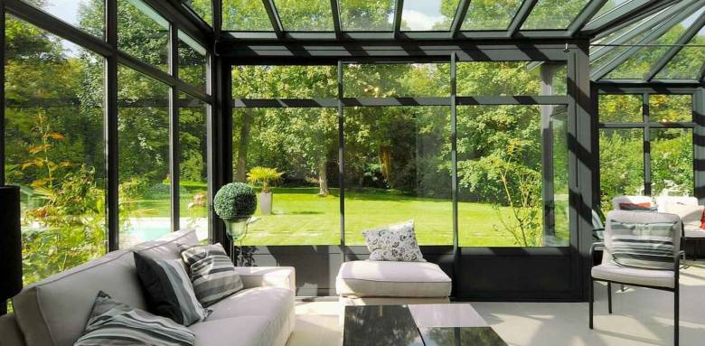 Véranda Technal vert en aluminium