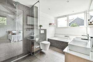 Installer une verrière d'atelier dans une salle de bain - Nantes 44