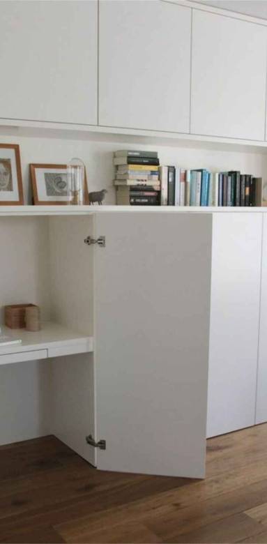 Aménagement coin bureau dans le salon, bureau intégré aux rangements muraux - Nantes 44