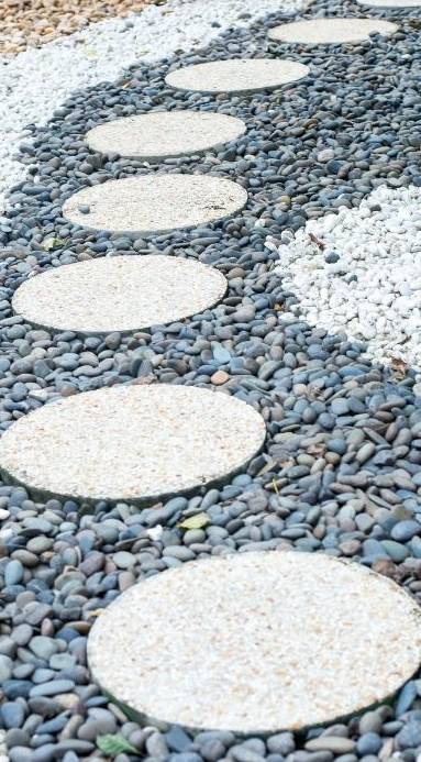 Pas japonais pour indiquer le cheminement piétonnier