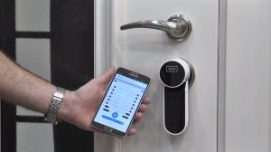 porte d'entrée connectée avec serrure intégrée