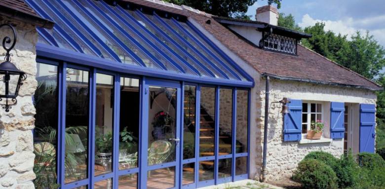 Véranda encastrée en aluminium thermolaqué bleu