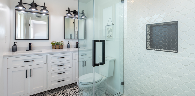 Petite salle de bain à Bayonne : comment gagner de la place sans perdre en confort ?