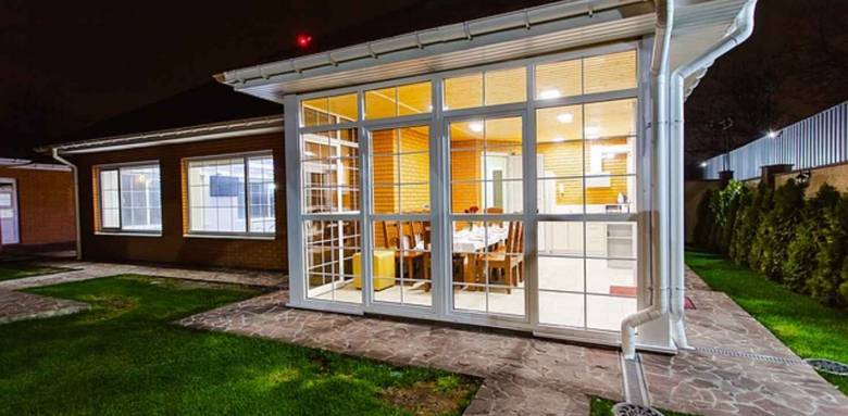 aménagement d'une cuisine dans une véranda - La Maison Des Travaux  