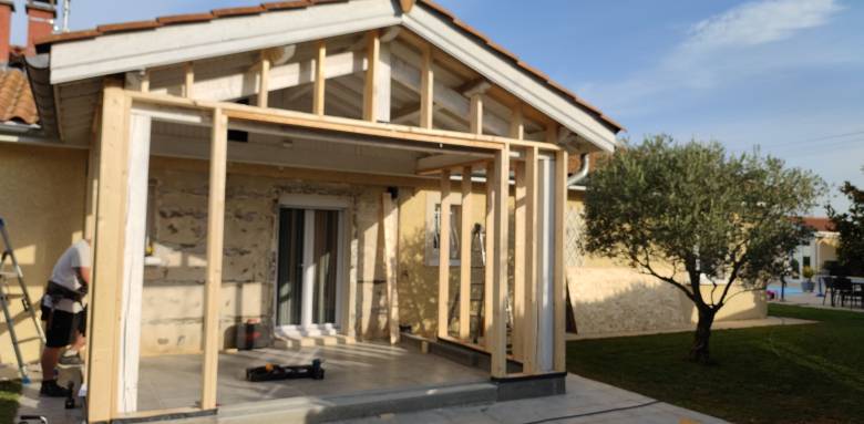 Extension en ossature bois à Voiron pour une cuisine contemporaine baignée de lumière